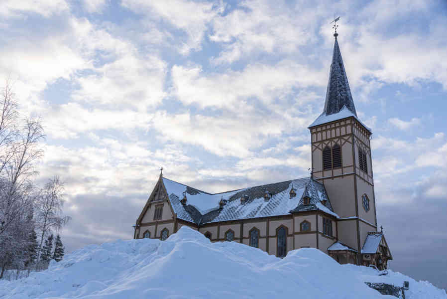 Noruega - islas Lofoten 051 - Kabelgâg - iglesia de Vâgan.jpg
